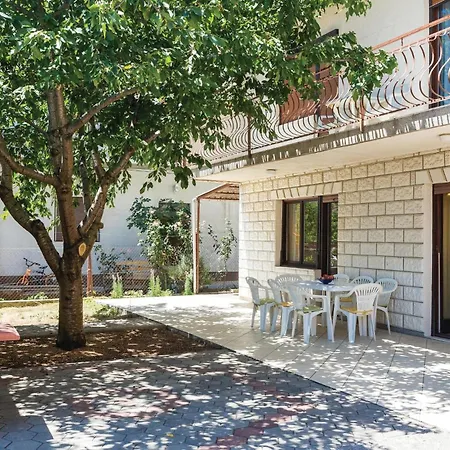 Apartment 3 Bedroom Gorgeous In
