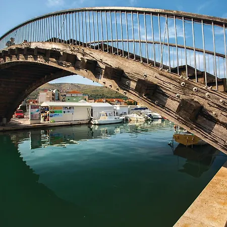 Three-bedroom In * 特罗吉尔
