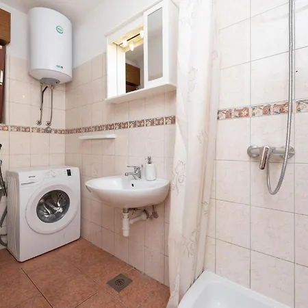 Three-bedroom In 公寓