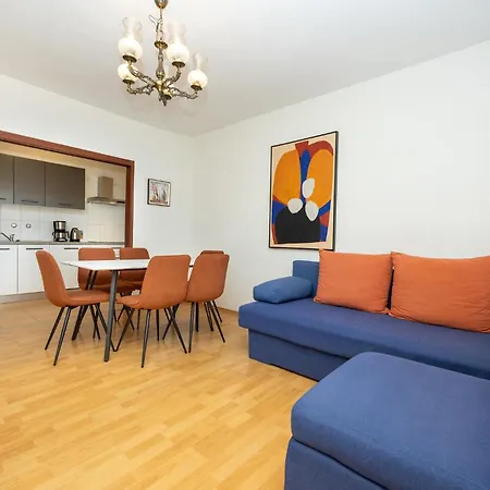 Apartment 3 Bedroom Gorgeous In *