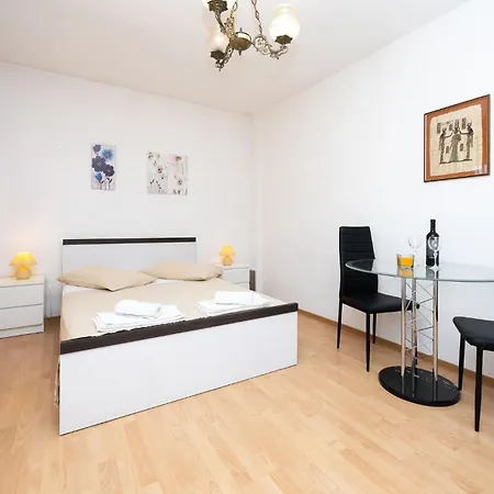 Three-bedroom In 아파트