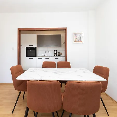 Three-bedroom In 트로기르